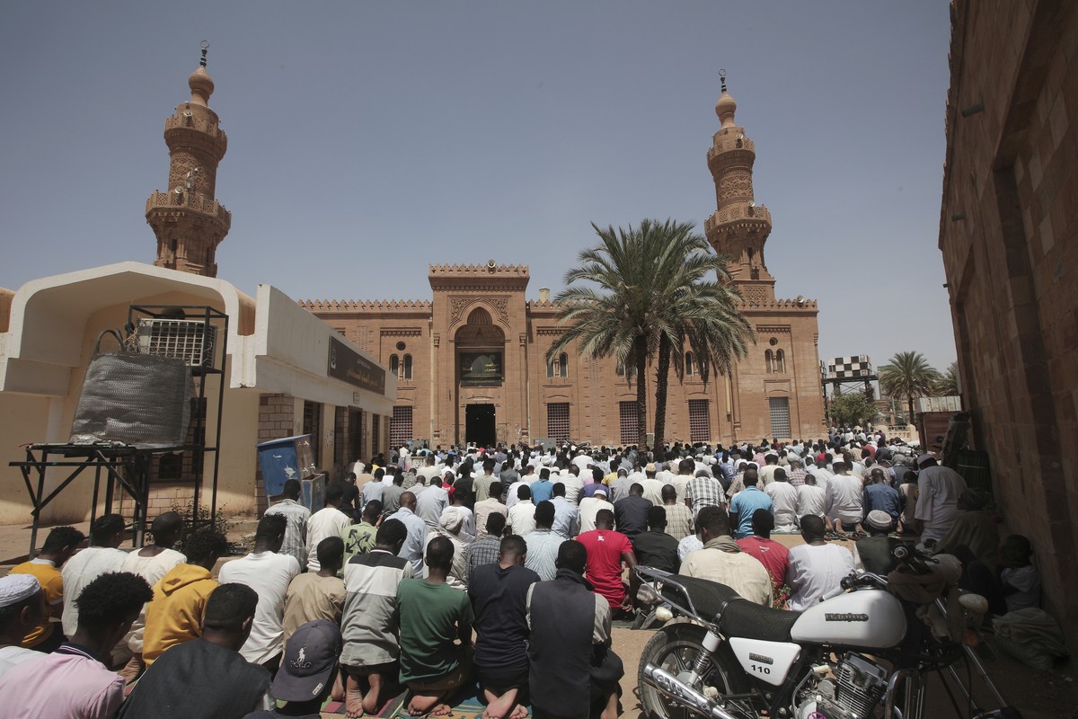 Men pray at the Grand Mosque, one of the landmarks of the city, during Ramadan in Khartoum, Sudan, Friday, March. 24, 2023. (AP Photo/Marwan Ali)