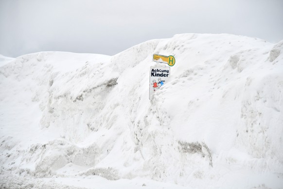 ABD0098_20190115 - ST.KOLOMAN - ÖSTERREICH: ++ THEMENBILD ++ Eine zugeschneite Bushaltestelle in St. Koloman bei Salzburg, am Dienstag, 15. Jänner 2019. - FOTO: APA/BARBARA GINDL