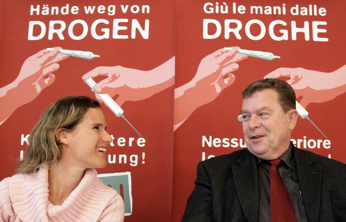 Andrea Geissbuehler, Nationalraetin SVP-BE, links, diskutiert mit Toni Bortoluzzi, Nationalrat SVP-ZH, waehrend einer Medienkonferenz am Freitag, 10. Oktober 2008 in Bern. Die SVP informierte ueber ih ...