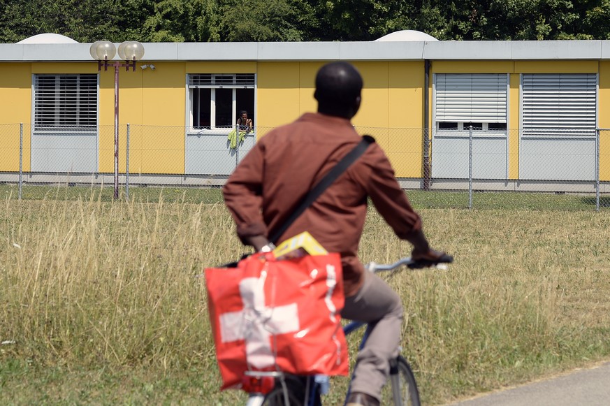 ARCHIV --- ZUM TRAKTANDUM ASYLWESEN AN DER HERBSTSESSION STELLEN WIR IHNEN FOLGENDES BILD ZUR VERFUEGUNG --- Asyl-Durchgangszentrum in Embrach, aufgenommen am Dienstag, 7. Juli 2015. Die Gemeinde Embr ...