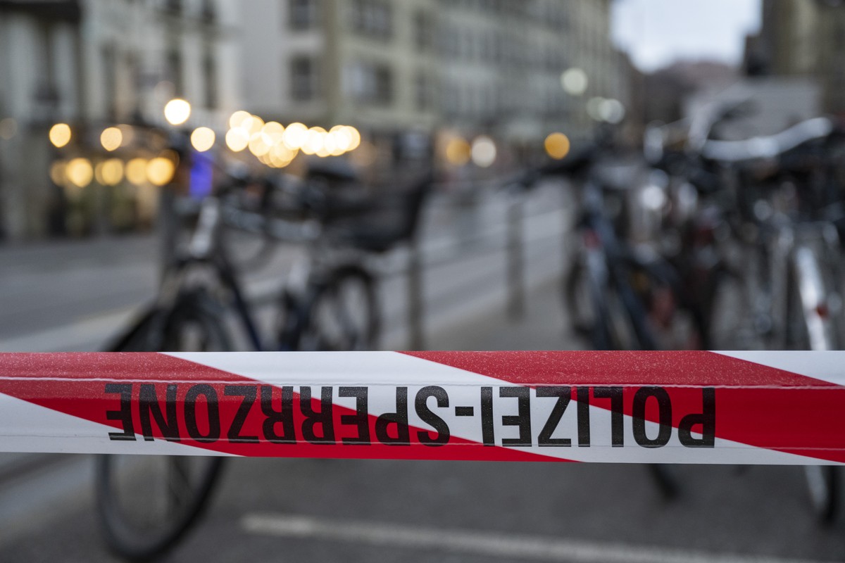 Der Kornhausplatz ist abgesperrt, Polizisten ueberwachen die Zone, am Donnerstag, 13. Maerz 2025 in Bern. Laut der Kantonspolizei Bern soll sich ein bewaffneter Mann in einem Gebaeude befinden. (KEYST ...