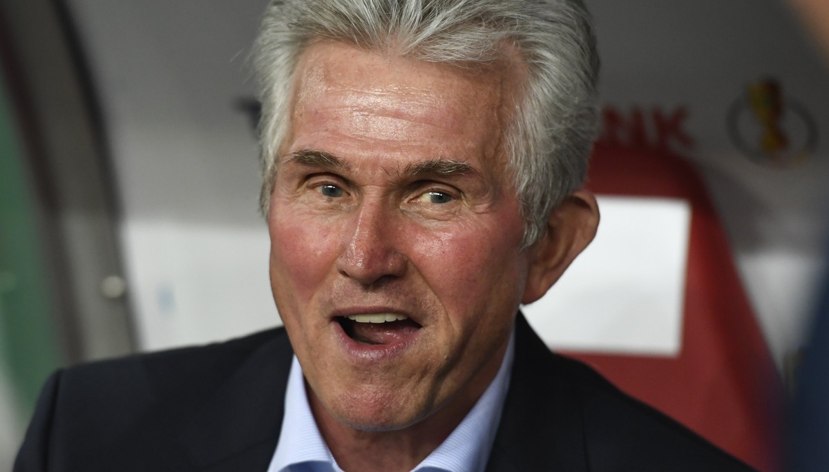 epa06289097 Bayern's head coach Jupp Heynckes reacts before the German DFB Cup soccer 2nd round match between RB Leipzig and FC Bayern Munich in Leipizg, Germany, 25 October 2017. EPA/FILIP SINGE ...