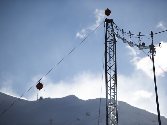 Blick auf ein Schneiseil: Eine Forschungsgruppe testet seit Donnerstag bei der Talstation Diavolezza in Pontresina GR eine neuartige Beschneiungsanlage, die das Abschmelzen des Morteratschgleschters v ...