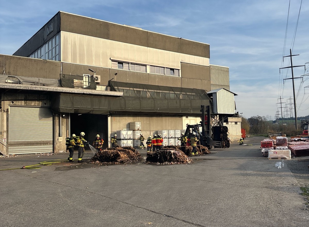 Niedergösgen: Brand von Altpapier erfordert Feuerwehreinsatz – niemand verletzt
