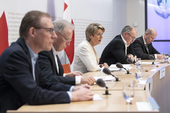 Karin Keller-Sutter (Mitte) trat 2020 mit Gewerkschafts- und Wirtschaftsvertretern gegen die SVP-Begrenzungsinitiative auf.