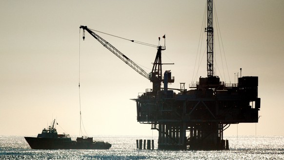 epa06417399 An oil drilling rig is seen off the Pacific Ocean coastline after the Trump administration announced plans to dramatically expand offshore drilling Seal Beach, California, USA, 04 January  ...