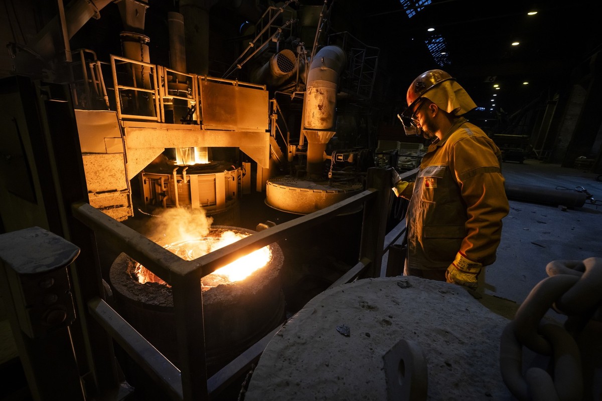 Ein Arbeiter kontrolliert ein mit fluessigem Stahl gefuellten Kessel neben einem Schmelzofen im Stahlwerk der Steeltec AG, am Montag, 22. April 2024 in Emmenbruecke. Die Steeltec AG gehoert auf dem eu ...