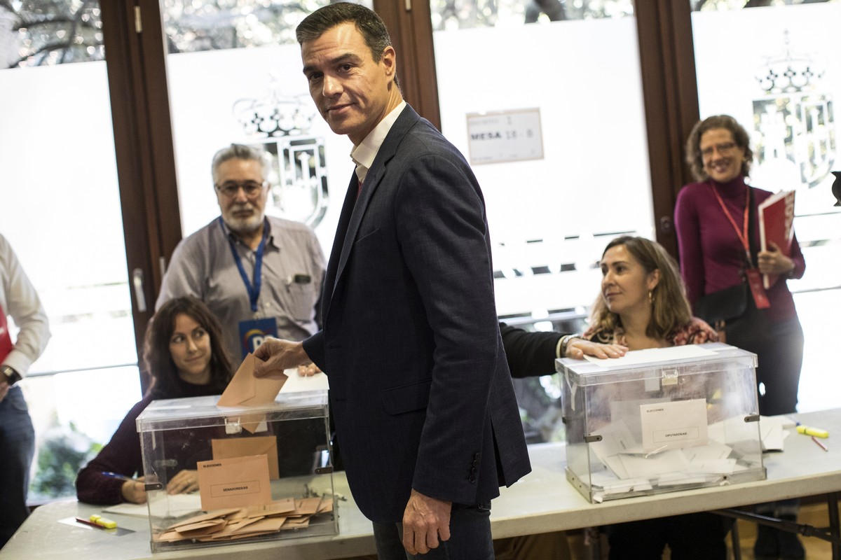 Spain's caretaker Prime Minister and socialist candidate Pedro Sanchez casts his vote for the general election in Pozuelo de Alarcon, outskirts of Madrid, Spain, Sunday, Nov.10, 2019. Spain holds ...