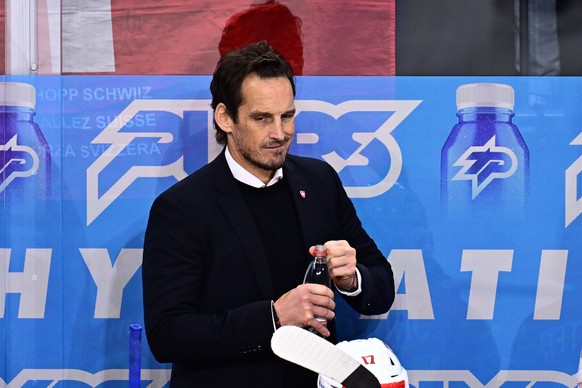 epa12132109 Switzerland&#039;s head coach Patrick Fischer looks on during the IIHF Ice Hockey World Championship semifinal match between Switzerland and Denmark at Avicii Arena in Stockholm, Sweden, 2 ...