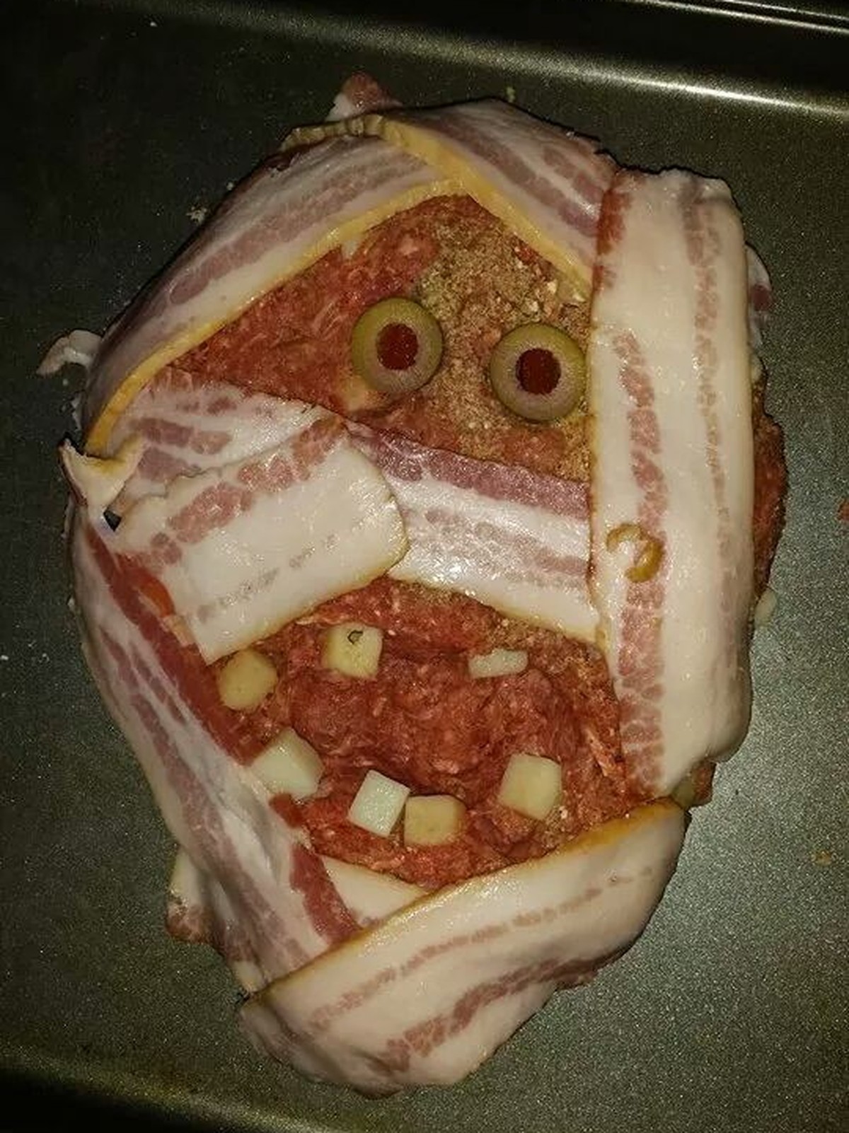 Meatloaf-Mumie. 

https://imgur.com/gallery/mummy-meatloaf-halloween-2rA6ypG#/t/halloween_food