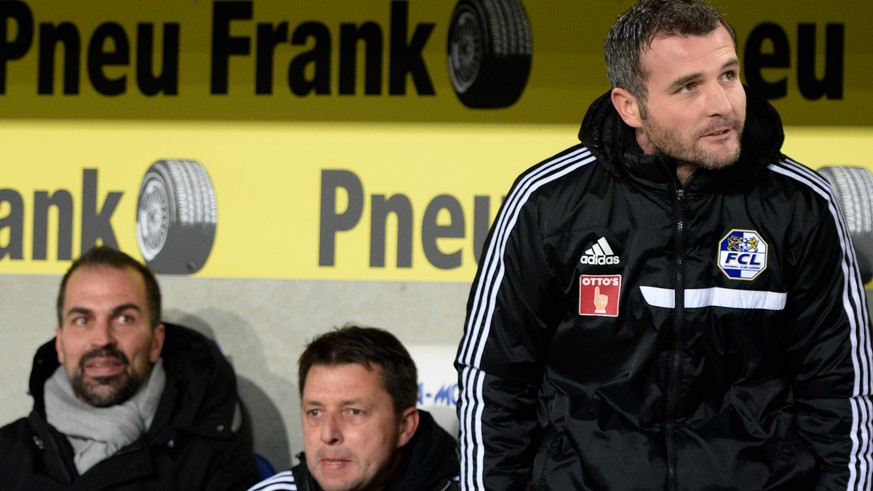 Der Luzerner Sportdirektor Alex Frei, rechts, sitzt auf der Bank, beim Fussball Meisterschaftsspiel zwischen dem FC Luzern und dem FC Basel, am Samstag, 6. Dezember 2014, in Luzern. (KEYSTONE/Urs Flue ...