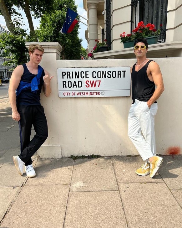 Taylor Zakhar Perez und Nicholas Galitzine
Red, White and Royal Blue
Bücher, die 2023 verfilmt werden

https://www.instagram.com/p/CfZq19cNREB/?utm_source=ig_embed&amp;ig_rid=3bb39af1-c6fd-43a2-8eac-a ...
