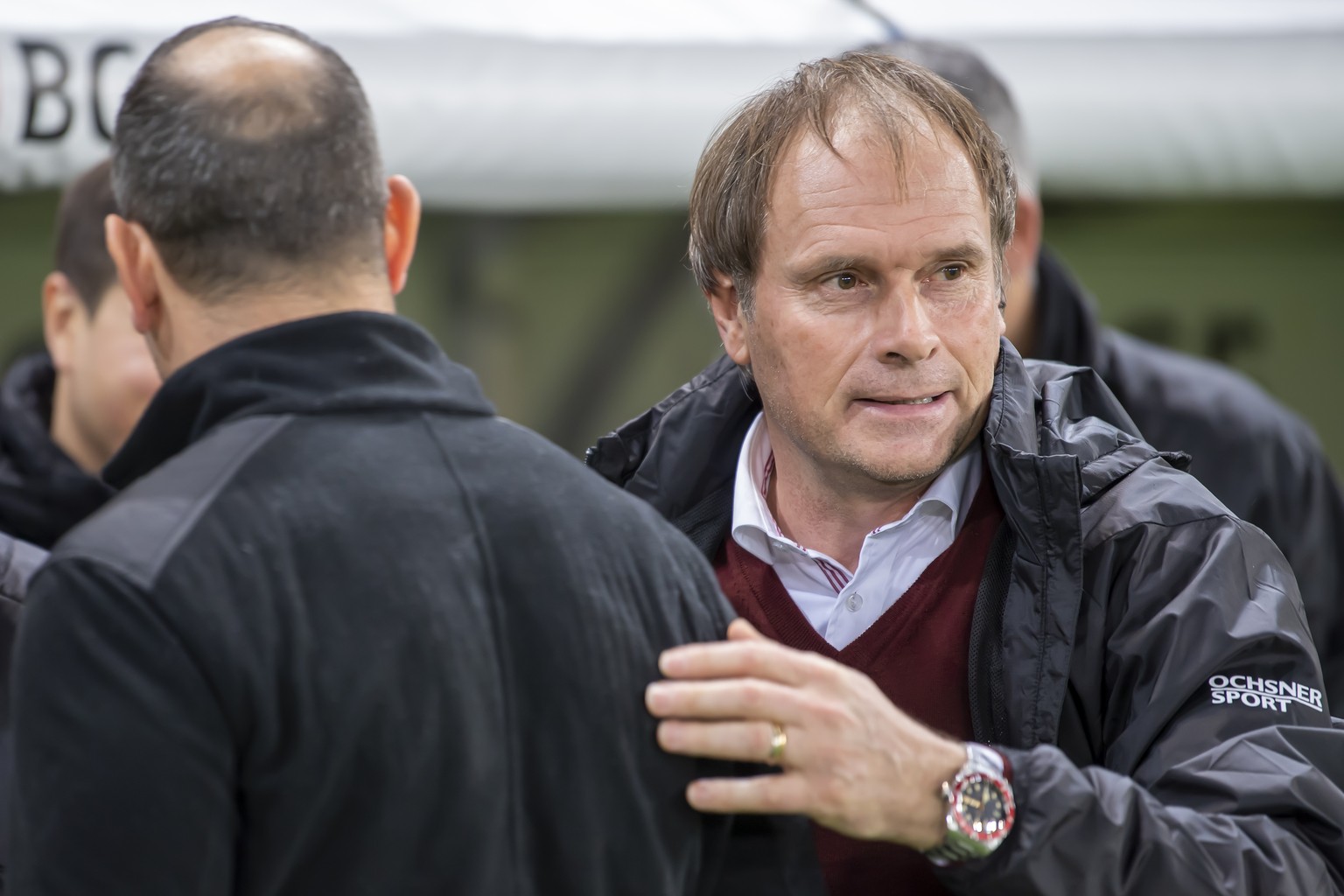 L?entraineur du Servette FC Alain Geiger, droite, salut le coach adverse, lors de la rencontre de football de Super League entre le Geneve Servette FC et le FC Vaduz, ce mercredi 23 decembre 2020 au s ...