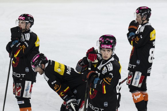 Berns Spieler sind enttaeuscht im Spiel der Eishockey National League zwischen SC Bern, SCB, und EHC Kloten, EHCK, vom Freitag, 26. September 2025 in Postfinance Arena in Bern. (KEYSTONE/Peter Schneid ...