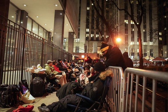 On Tuesday, April 4, 2023 in New York, a court access queue forms outside Manhattan Criminal Court.  Former President Donald Trump faces multiple charges of falsifying company records, including…