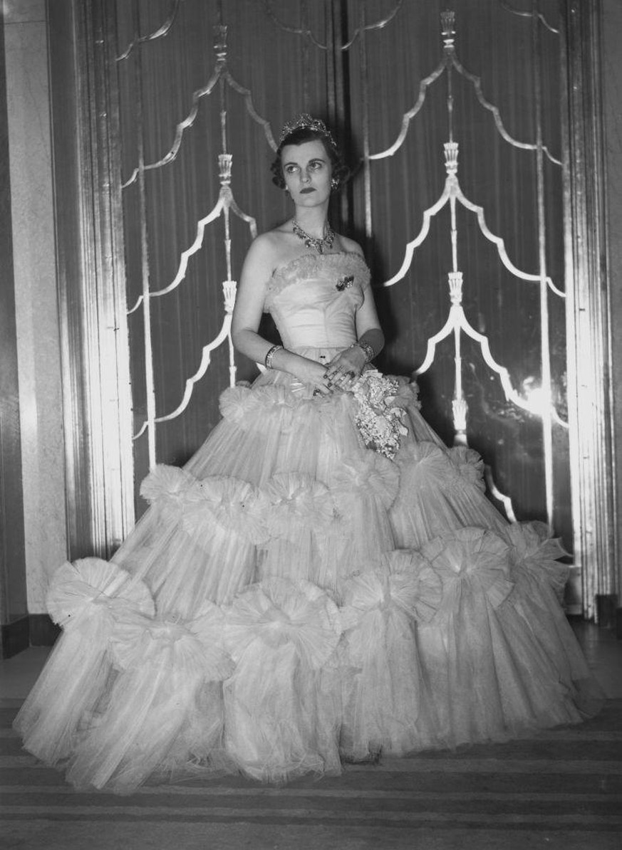 Mrs Sweeny In Ballgown
English socialite Margaret Sweeny (1912 - 1993) wearing a pink ballgown, 2nd December 1938. (Photo by Keystone/Hulton Archive/Getty Images)