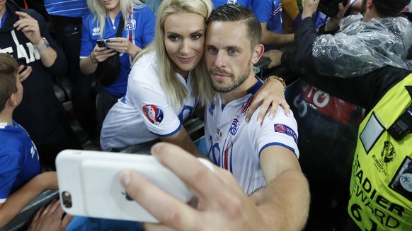 Ein Selfie für das Familienalbum: Gylfi Sigurdsson mit seiner Frau&nbsp;Alexandra Ivarsdottir.