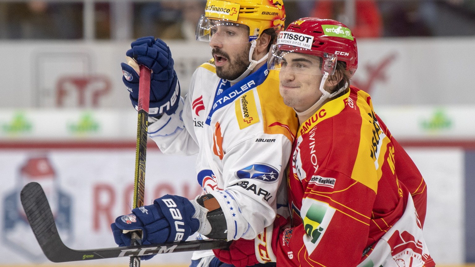 Biels, Samuel Kreis, rechts, kaempft um den Puck, gegen Lions Topscorer Denis Holenstein, rechts, waehrend dem Meisterschaftsspiel der National League, zwischen dem EHC Biel und den ZSC Lions, am Sams ...