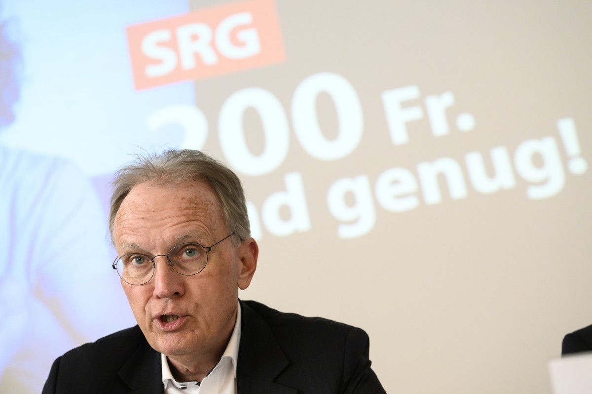 Hans-Ulrich Bigler, Direktor Schweizerischer Gewerbeverband SGV spricht waehrend einer Medienkonferenz des ueberparteilichen Initiativkomitees zur SRG-Initiative "200 Franken sind genug!", a ...