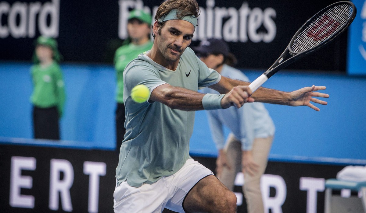 epa05695008 Roger Federer of Switzerland in action against Dan Evans of Britain during their men's singles match of the Hopman Cup at the Arena in Perth, Australia, 02 January 2017. EPA/TONY MCDO ...