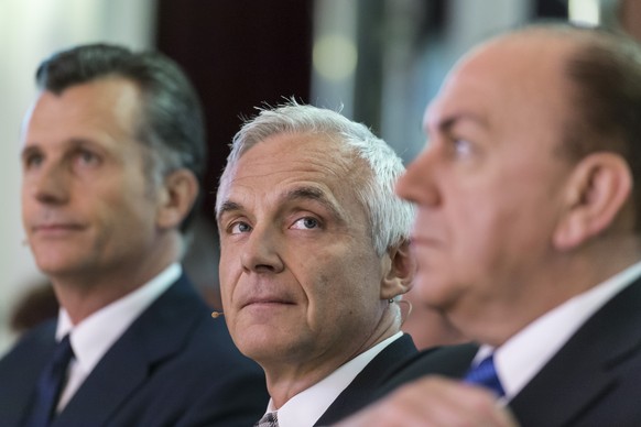 Philipp Hildebrand, Vice Chairman of US investment company Blackrock, Urs Rohner, Chairman of Swiss Bank Credit Suisse, and Axel Weber, Chairman of Swiss Bank UBS, from left, prepare to talk during a  ...