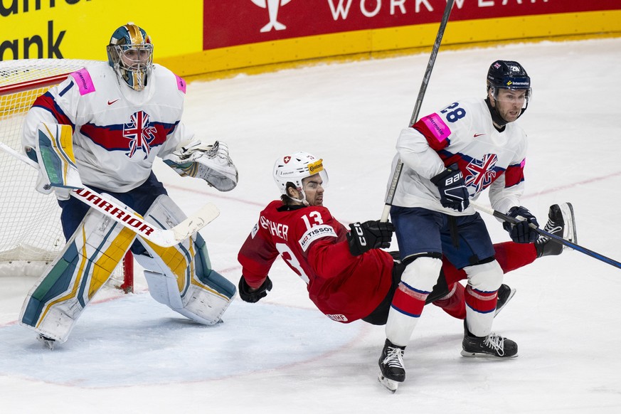 epa11343254 Switzerland&#039;s Nico Hischier (C) in action against Great Britain&#039;s goalkeeper Jackson Whistle (L) and Ben O&#039;Connor during the Ice Hockey World Championship group A preliminar ...