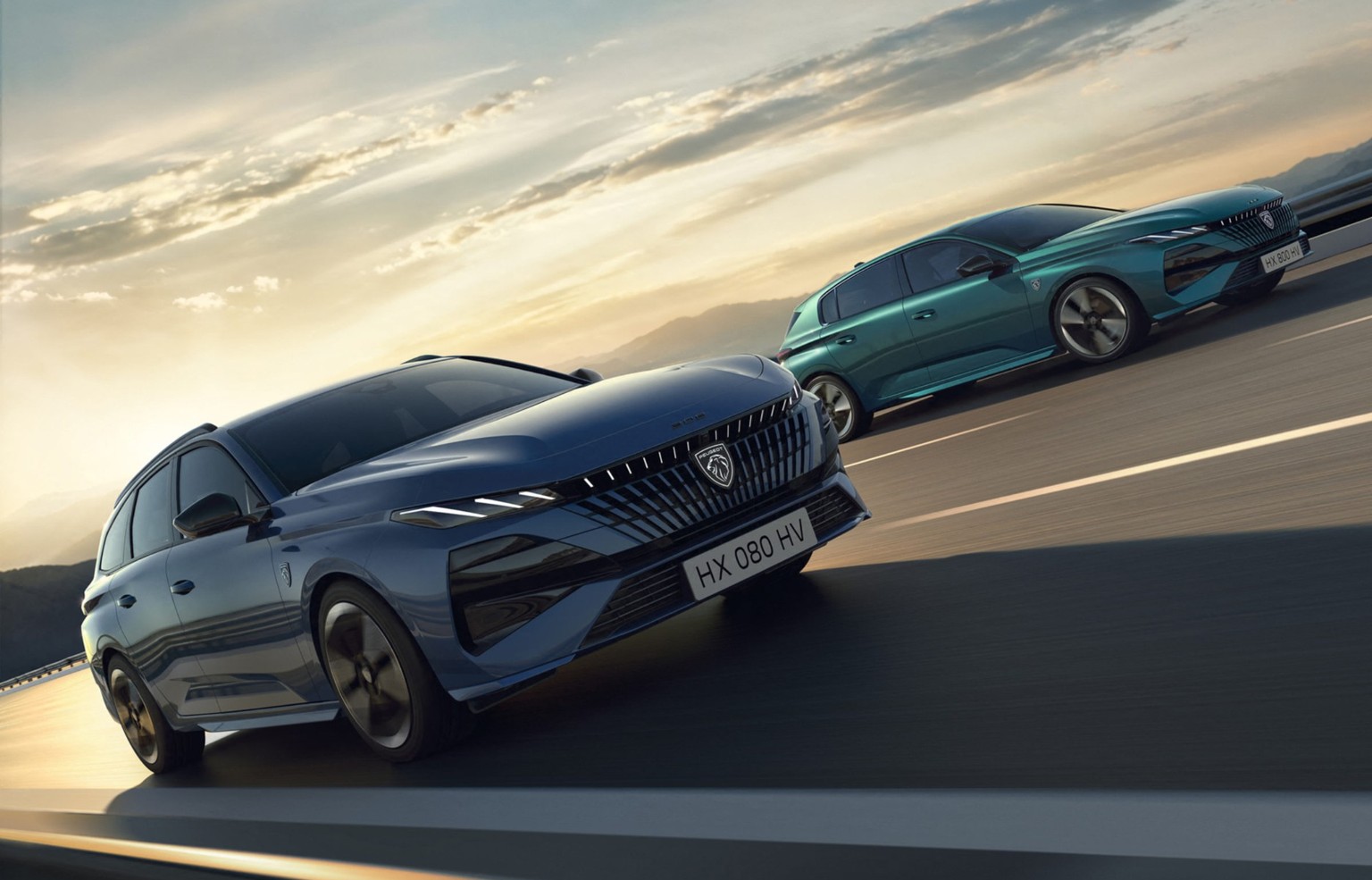 Neues Gesicht: Der Peugeot 308 (rechts) und die Kombi-Variante erhalten ein Facelift.