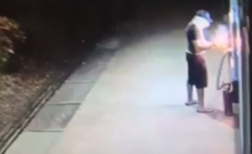 Versuche nicht, einen Geldautomaten auszurauben, denn Gott straft sofort – zumindest diesen talentfreien Typen