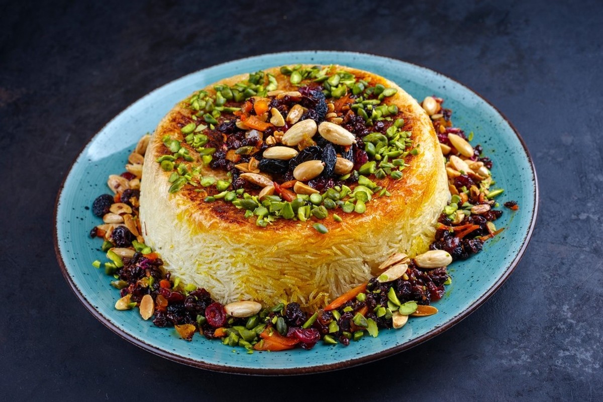 Traditionelles persisches (iranisches) Tahdig. I.e. a crispy rice pie.