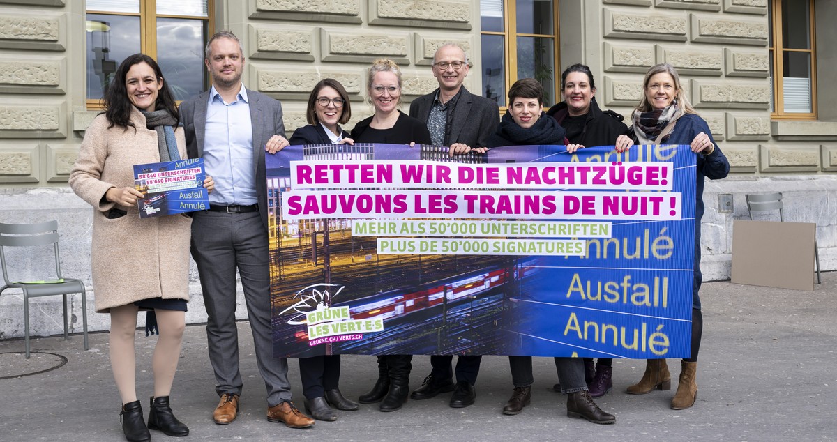 Lisa Mazzone, Praesidentin der Gruenen Partei, dritte-rechts, und die Nationalraete und Nationalraetinnen Marionna Schlatter, GP-ZH, Raphael Mahaim, GP-VD, Franziska Ryser, GP-SG, Aline Trede, GP-BE,  ...