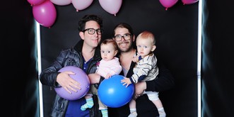 Adoption? Leihmutterschaft? Der lange Weg von Ron und Micha zu ihrem Väterglück