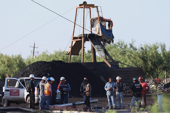 epa10105861 People work to rescue 10 trapped miners, in the municipality of Sabinas, Mexico, 04 August 2022. The Mexican government confirmed that there are 10 trapped miners and five injured who mana ...