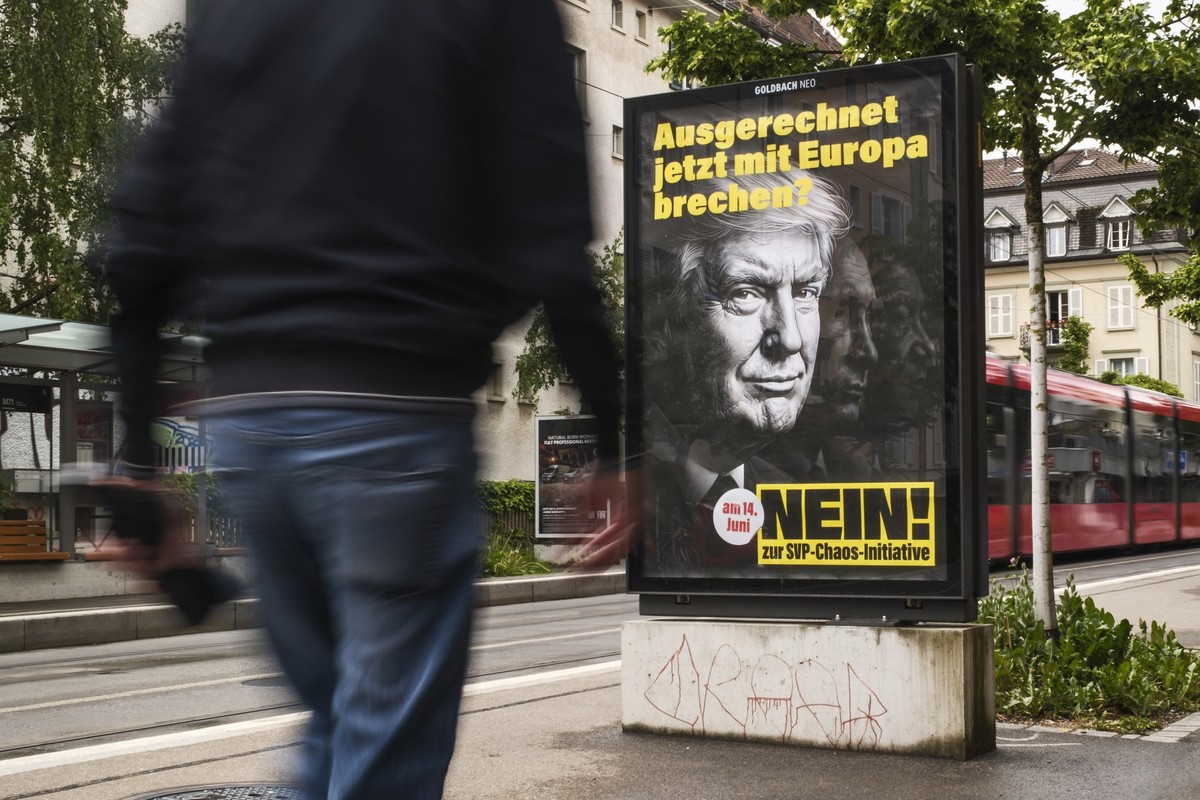 Ein Plakat wirbt fuer ein Nein zur Nachhaltigkeits-Initiative, Keine 10-Millionen-Schweiz! , SVP Chaos Initiative, fotografiert am Montag, 18. Mai 2026 in Bern. (KEYSTONE/Christian Beutler)