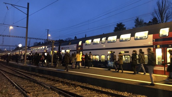 Pendler heute Morgen am Bahnhof Tiefenbrunnen.