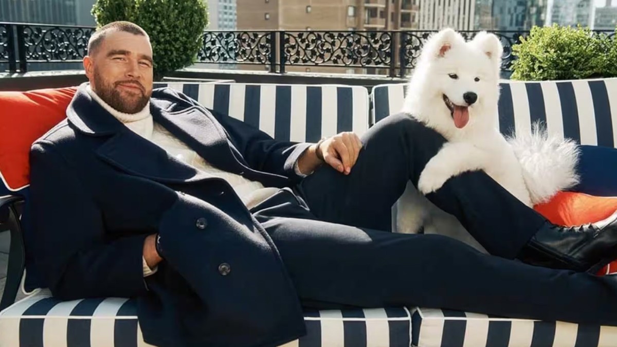 Travis Kelce prend ses aises au Plaza de New York pour la nouvelle campagne Tommy Hilfiger. Le joueur des Kansas City Chiefs y partage même brièvement l’écran avec son chien, un imposant samoyède prén ...