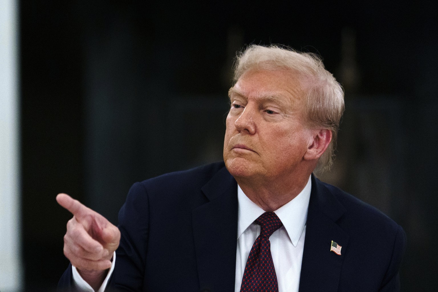 epa12353360 US President Donald Trump gestures as he hosts a dinner for US tech leaders at the White House, in Washington, DC, USA, 04 September 2025. EPA/WILL OLIVER / POOL