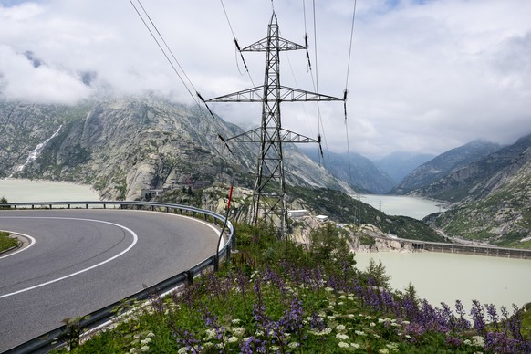 Sromleitungen gehen Talwaerts ueber die beiden Stausee Grimsel, vorne und Raetterichs Boden, am Mittwoch, 27. Juli 2022, an der Grimsel. Fuer den kommenden Winter koennte es wegen der Gasreduktion aus ...