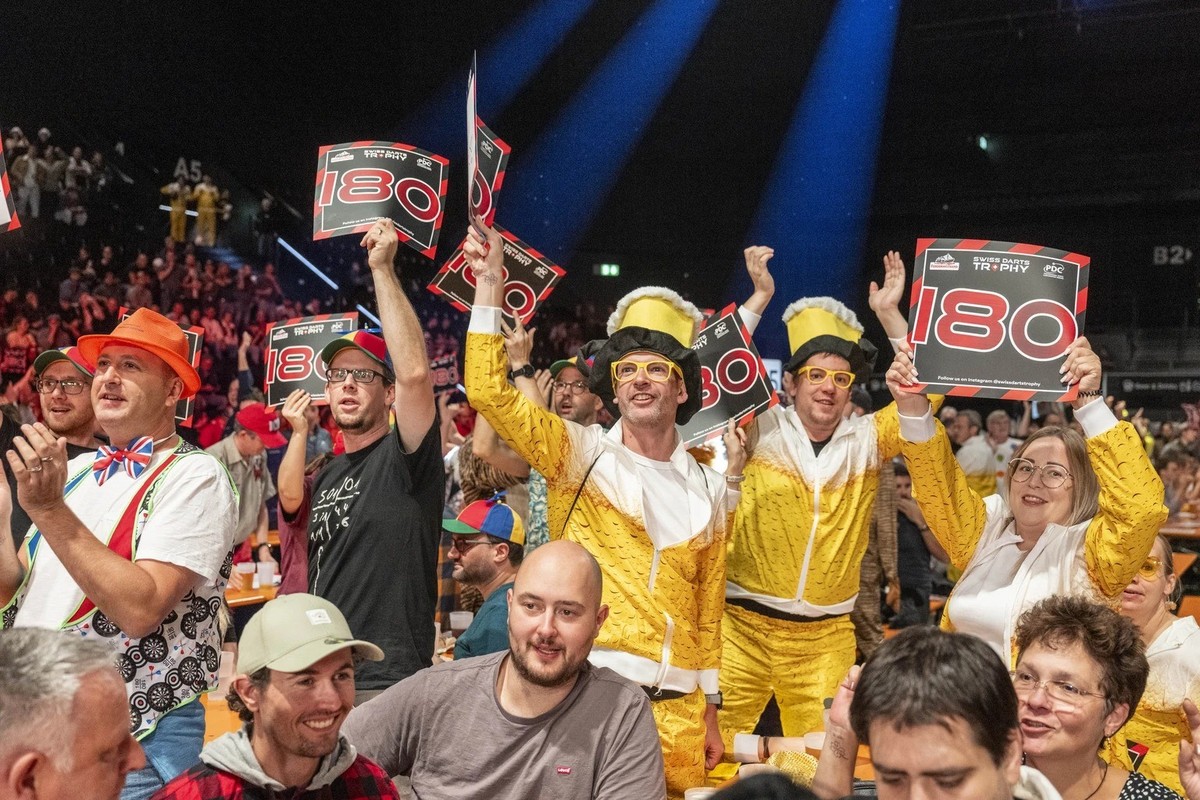 Costumes, pancartes et bonne humeur: la Halle Saint-Jacques de Bâle fait la fête ce week-end, pendant le tournoi de fléchettes.