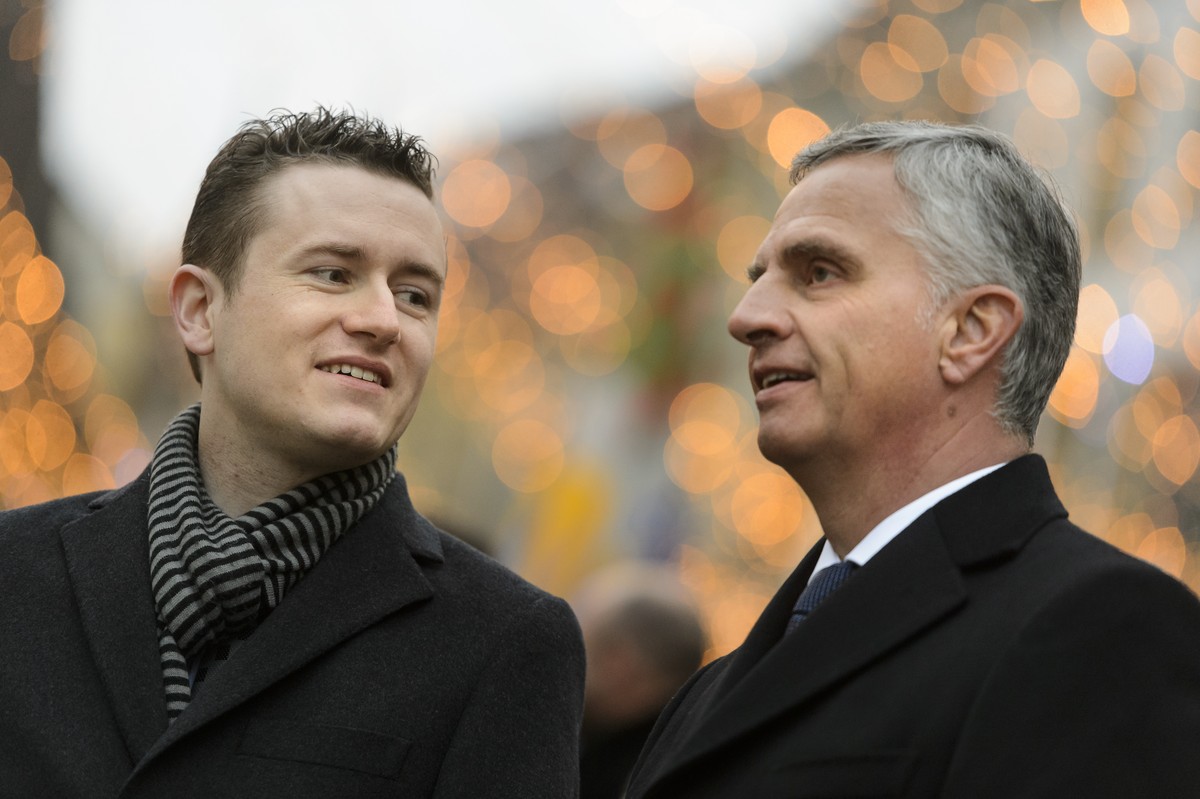 Raphael Comte, gauche, le nouveau president du Conseil des Etats est fete par la population neuchateloise en compagnie du Conseiller federal Didier Burkhalter, droite, lors d'une reception en son ...