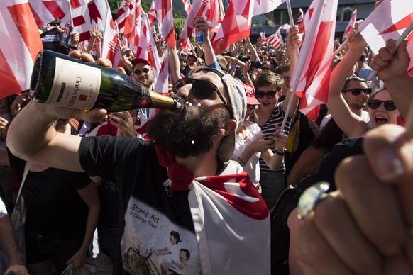 Les militants pro-jurassiens fete la victoire du &quot;Oui&quot; sur la place de la gare ce dimanche 18 juin 2017 a Moutier. Le 18 juin, les citoyens de Moutier doivent choisir entre le maintien dans  ...
