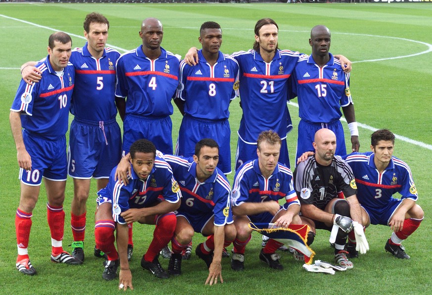 Legendär, nicht? Die französische Final-Mannschaft in der oberen Reihe von links mit Zidane, Blanc, Vieira, Desailly, Dugarry und Thuram. Unten von links Henry, Djorkaeff, Deschamps, Barthez und Lizarazu.