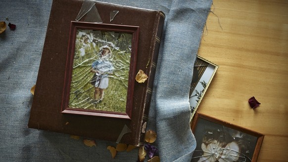 [Symbolic Image, Posed Picture, ] Broken picture frames and a photo album. - Picture frames, children, photo album, shattered. (KEYSTONE/Christof Schuerpf) 

[Gestellte Aufnahme, Symbolbild, ] Zerbroc ...