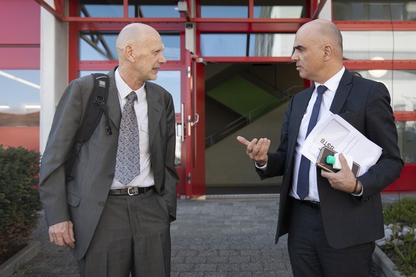 Bundesrat Alain Berset, rechts, und Daniel Koch, Leiter Abteilung uebertragbare Krankheiten BAG, diskutieren vor einem Besuch im Coronavirus &quot;Drive-In&quot; Testcenter des Kantons Luzern, am Dien ...