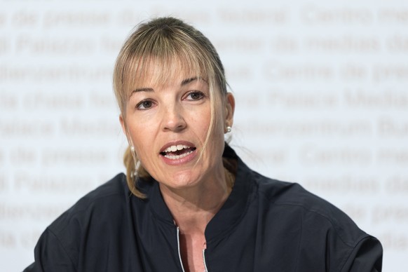 Diana Gutjahr, Nationalraetin SVP-TG, spricht waehrend einer Medienkonferenz zur Lancierung der Volksinitiative fuer eine Verwaltungsbremse, am Dienstag, 14. April 2026 in Bern. (KEYSTONE/Peter Klaunz ...