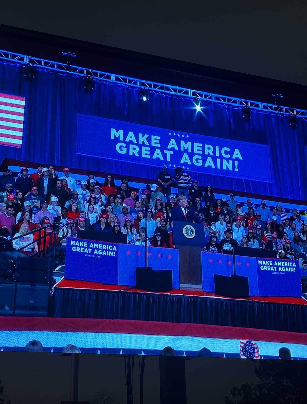 Trump, à Lubbock, qui tente de sauver son candidat républicain au Sénat.