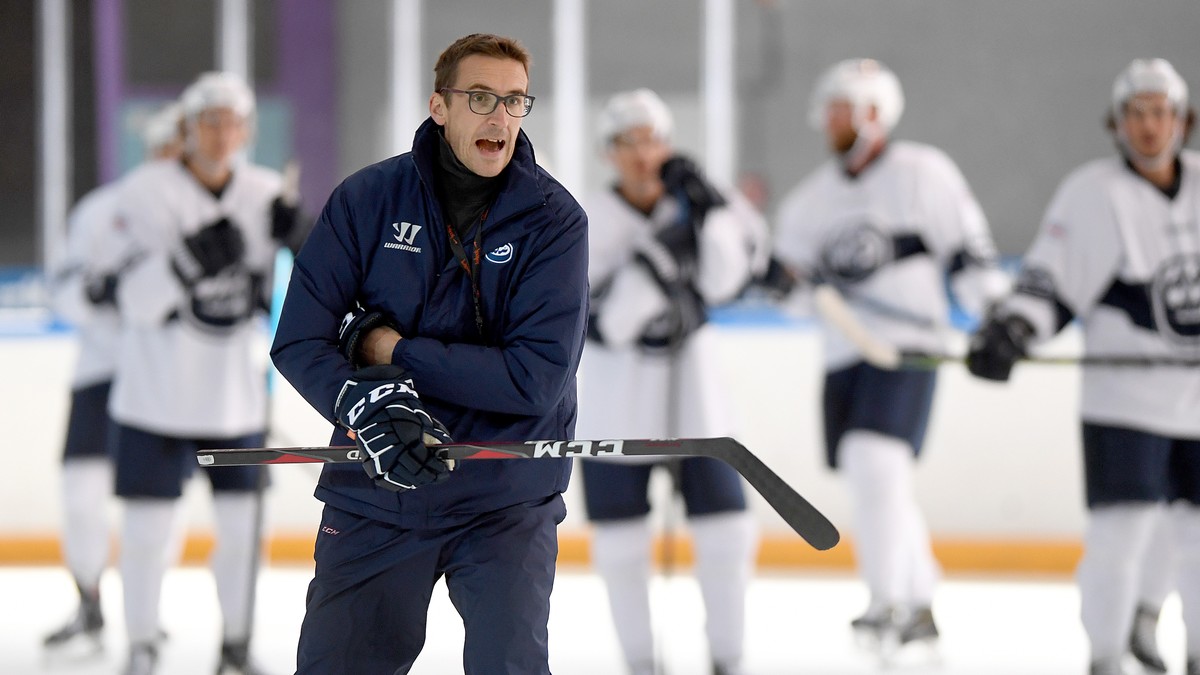 Hockey: ripresa allenamenti sul ghiaccio dell' HC Ambri Piotta. Nella foto l'allenatore dell' HC Ambri Piotta Luca Cereda durante l'allenamento.