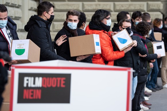 Personen von den Jungfreisinnigen, der Jungen SVP und den Jungen Gruenliberalen reichen mit 65 000 Unterschriften das Referendum gegen das neue Filmgesetz Lex Netflix ein, am Donnerstag, 20. Januar 20 ...