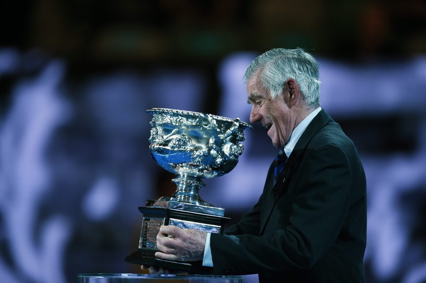 epa05136476 Former Australian tennis player Ken Rosewall with the Australian Open mens final trophy ahead of the Australian Open Men&#039;s Final at the Australian Open tennis tournament in Melbourne, ...