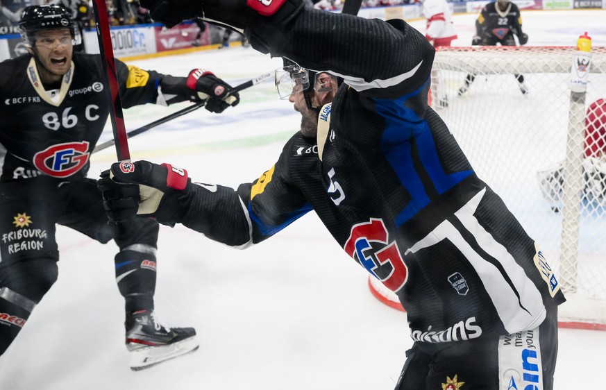 Joie du defenseur fribourgeois Philippe Furrer, centre, apres avoir marque le but de la victoire en prolongation face au gardien lausannois Luca Boltshauser lors de la rencontre de playoff 1/4 de fina ...