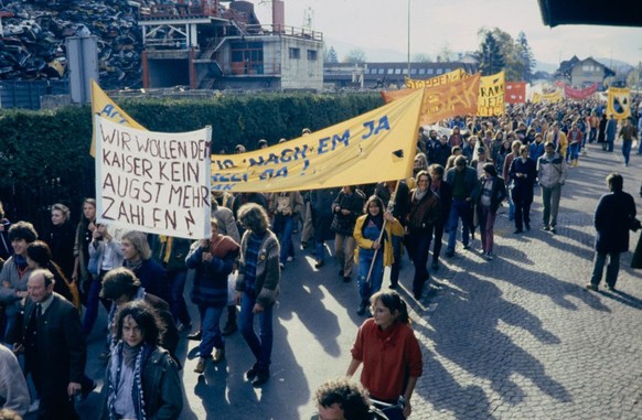 AKW Kaiseraugst: Die AKW-Bewegung demonstriert 1981 gegen die vom Bundesrats gewährte Baubewilligung.
https://permalink.nationalmuseum.ch/101325192